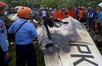 Badan pesawat tampak terbelah dan terbakar. (AFP).
