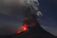Erupsi gunung Sinabung terlihat dari Desa Naman Teran, Karo, Senin (20/1/14). REUTERS/Beawiharta.
