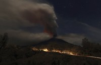 Gunung tersebut terus mengeluarkan abu vulkanik. REUTERS/Beawiharta.