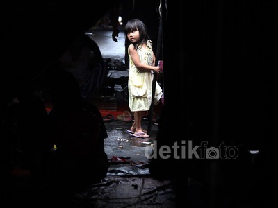 Korban Banjir Mengungsi di Tenda Darurat