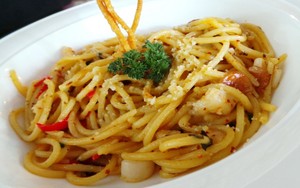 The Place: Bersantai Ngemil Black Pepper Chiken Pizza yang Renyah Asam Pedas