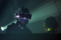 Lewat 'Get Lucky', Daft Punk yang berkolaborasi dengan Pharrell Williams masuk dalam nominasi. Bradley Kanaris/Getty Images.