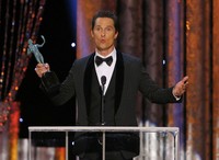 Aktor Matthew McConaughey sukses memenangkan penghargaan Outstanding Performance By a Male Actor In a Leading Role lewat film 'Dallas Buyers Club'. REUTERS/Mike Blake.