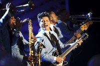 Bruno Mars lewat 'Locked Out Of Heaven' juga menjadi nominator Record Of The Year. Ian Gavan/Getty Images.