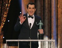 Lewat perannya sebagai Walter White di serial drama 'Breaking Bad', aktor Bryan Cranston berhasil mengangkat trofi Outstanding Performance By a Male Actor In a Drama Series. REUTERS/Mike Blake.