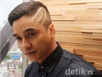 Gaya rambut baru Adly. Gus Mun/detikHOT.