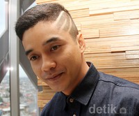 Ia memotong rambutnya dengan gaya tipis di bagian samping dengan motif garis. Gus Mun/detikHOT.