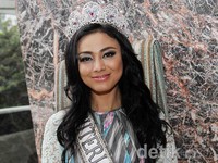 Whulan terlihat manis saat tersenyum di depan kamera. Gus Mun/detikHOT.