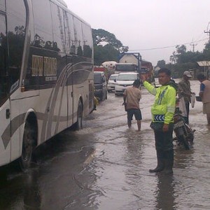Jalur Pantura Subang Terputus, Arus Lalin dari Jakarta Dialihkan ke Tomo
