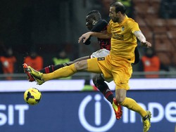 Mario Balotelli, yang bikin satu-satunya gol dalam pertandingan tersebut, mempersembahkannya pada Seedorf. REUTERS/Stringer.