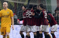 Penantian panjang Milan untuk mencetak gol akhirnya berakhir di menit 82 setelah Kaka dilanggar di dalam kotak terlarang. Hukuman penalti yang diberikan wasit pada Verona dituntaskan dengan sempurna oleh Balotelli. REUTERS/Stringer.