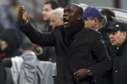 Clarence Seedorf mengawali kariernya sebagai pelatih dengan mengantar AC Milan meraih kemenangan atas Verona. REUTERS/Stringer.