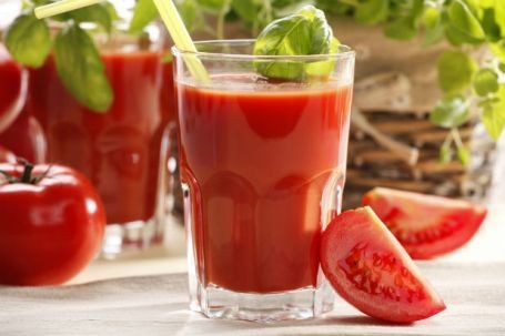 Cegah Flu di Musim Hujan dengan Jus Tomat dan Teh Hijau
