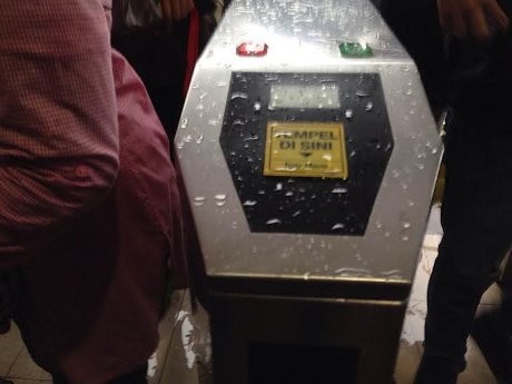 Gate Akses Keluar Stasiun Pasar Minggu Rusak, Penumpang Kerepotan