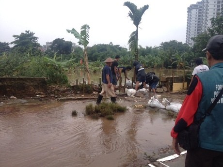 Cegah Banjir Meninggi, Warga Kedoya Selatan Gotong Royong Perbaiki Tanggul