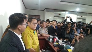 Peluk Pasek Usai Sidang, Anas: Saya Bersyukur Bisa Bertemu