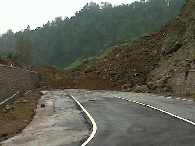 Jalan Penghubung Jateng-Jatim di Karanganyar Putus Tertimbun Longsor