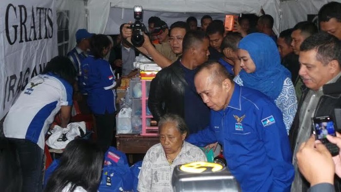 Ditemani Inggrid Kansil, Syarief Hasan Tinjau Pengungsi Banjir Cawang