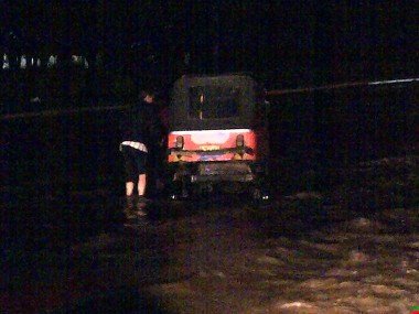Nekat Terabas Banjir di Kemayoran, Banyak Motor dan Bajaj Mogok