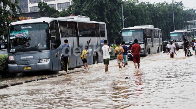 Polda Metro Turunkan 1.030 Polantas untuk Urai Macet Saat Banjir