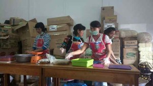 Ayo Cicipi Nastar Sinabung Kue Karya Ibu-ibu di Pengungsian