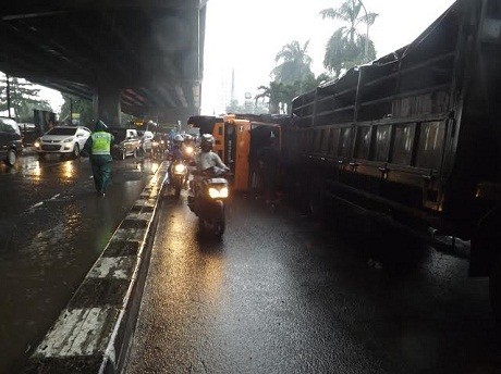Truk Terbalik di Yos Sudarso Bikin Macet Lalin Arah Tanjung Priok