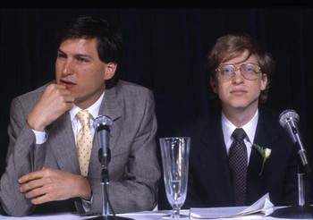 Steve Jobs dan Bill Gates muda duduk berdampingan dalam sebuah konferensi pers di tahun 1985. Gates mengumumkan ketersediaan software Microsoft Excel di Apple Macintosh. (kredit foto: getty images)