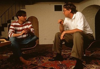 Steve Jobs dan Bil Gates tampak berbincang santai dalam sebuah sesi foto di San Jose pada tahun 1991. (kredit foto: nerdplusart)