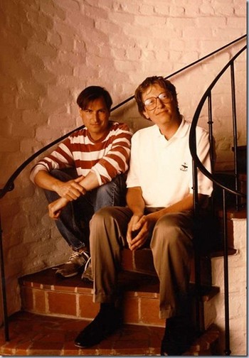 Bill Gates dan Steve Jobs berpose untuk majalah Fortune. (kredit foto: atbreak)