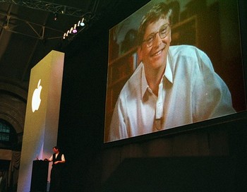 Sekembalinya menjadi CEO Apple, Steve Jobs tampil di panggung MacWorld Convention pada tahun 1997 dengan bintang tamu Bill Gates di layar.