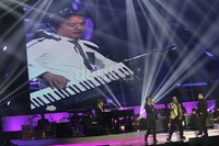 Konser ini pun memilih tema 'Extravaganza', terlihat dari set panggung dan setelan yang dikenakan. Gus Mun/detikHOT.