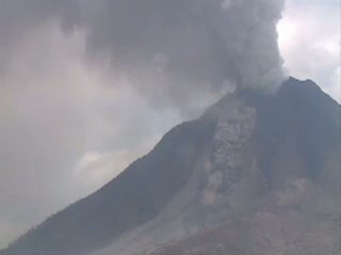 Detik-detik Gunung Sinabung Memuntahkan Awan Panas