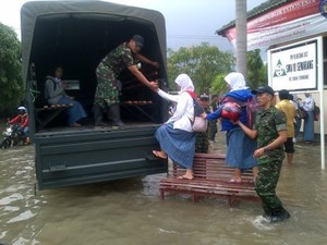 Sekolahnya Kebanjiran, Siswa SMA Dievakuasi Pakai Truk TNI