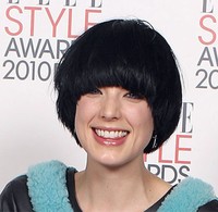 Rambut model mangkok sempat hits di tahun 2010, setelah model Agyness Deyn mempopulerkannya. Rambutnya tersebut serupa dengan model bob pendek.