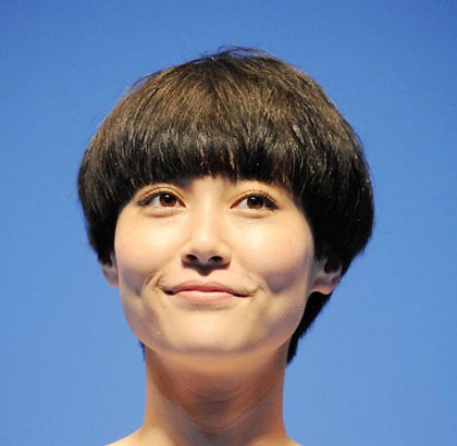 Aktris Jepang Rinko Kikuchi juga pernah memotong rambutnya ala jamur pada tahun 2008.