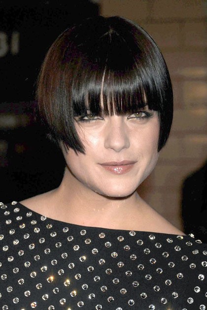 Rambut lurus Selma Blair dimanfaatkan dengan potongan mangkok. Rambut model tersebut memang lebih baik bila memiliki tekstur rambut yang jatuh dan lurus untuk menghindari rambut mengembang.