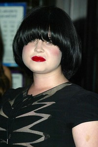Kelly Osbourne juga pernah memiliki rambut model jamur. Sayangnya, wajah Kelly jadi terlihat tembab dengan model rambut tersebut. Bagi Anda yang memiliki bentuk wajah bulat, sebaiknya hindari potongan tersebut.