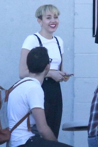 Anda juga bisa meniru potongan rambut Miley Cyrus. Rambut baru pelantun We Cant Stop itu dibuat tipis di bagian samping-sampingnya dan tebal di tengah.