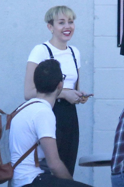 Anda juga bisa meniru potongan rambut Miley Cyrus. Rambut baru pelantun We Cant Stop itu dibuat tipis di bagian samping-sampingnya dan tebal di tengah.