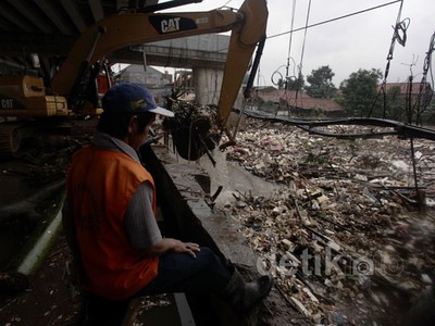 Sampah di Kali Ciliwung Dibersihkan