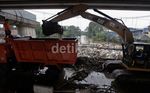 Sampah di Kali Ciliwung Dibersihkan
