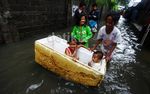 Banjir Jadi Arena Bermain Anak