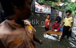Banjir Jadi Arena Bermain Anak