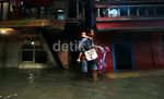 Banjir Jadi Arena Bermain Anak