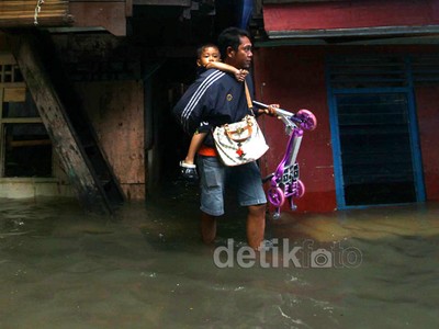 Banjir Jadi Arena Bermain Anak