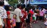 Pengungsi Antre Nasi Bungkus