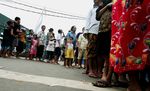 Pengungsi Antre Nasi Bungkus