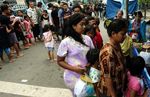 Pengungsi Antre Nasi Bungkus