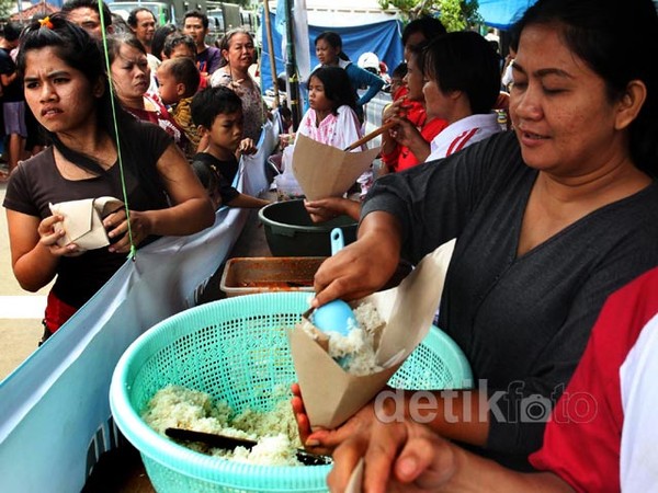 Pengungsi Antre Nasi Bungkus