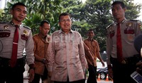 JK saat tiba di Gedung KPK, Jl HR Rasuna Said, Jakarta. Lamhot Aritonang/detikFoto.